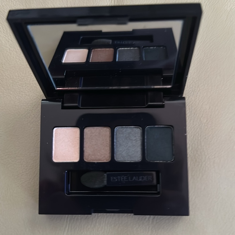 Estee Lauder Mini eye shadow quad. - Picture 3 of 3